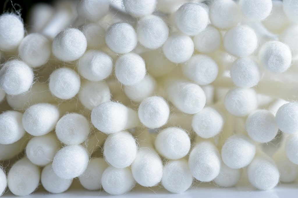 How to get cotton out of your ear ScopeAround